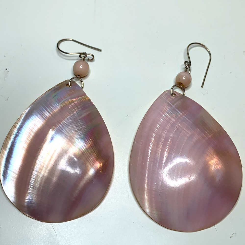 Sweet water pink mother-of-pearl earrings.